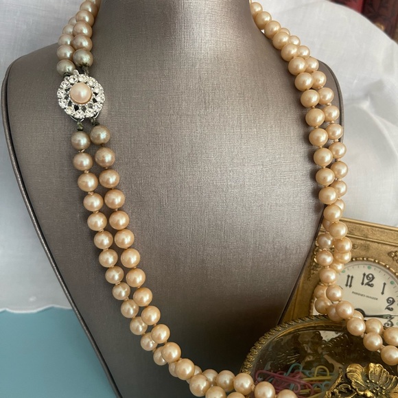 TWO STRANDS OF VINTAGE CRÈME PEARLS WITH RHINESTONE CLASP - Picture 8 of 12